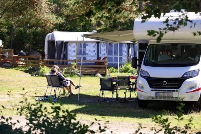 Upptäck Bofors Camping på Tjärnö, Strömstad! Ställplatser & camping nära havet & Kosterhavet. Faciliteter: el, dusch, tömning, restaurang, bastu, wifi.