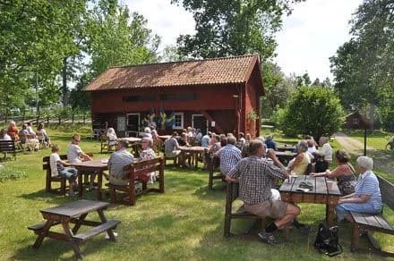 Ställplats & camping vid sjön Örken i Braås. Elplatser, servicehus & nära Växjös bästa aktivitetspark med padel, gym mm. Perfekt för natur & aktivitet.