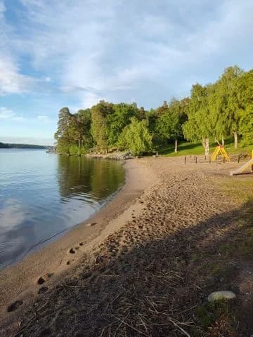 Bredäng Camping: Naturnära ställplatser i Stockholm vid Mälaren. Nära city (T-bana 700m), bad & aktiviteter. Perfekt för husbil/husvagn. Boka nu!