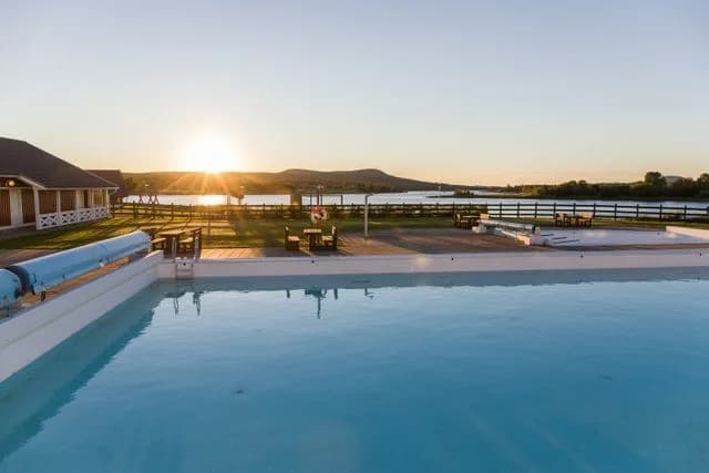 Upptäck Bränna Camping i Överkalix! Ställplats vid Kalixälven med el, service & resortfaciliteter (spa, pool). Fiske, vandring, skoter. Boka nu!