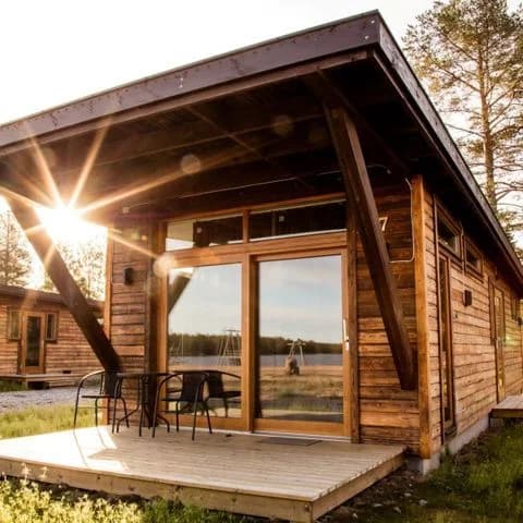 Upptäck Camp Frevisören Kalix Havsbad – din året runt ställplats i skärgården! Njut av strand, restaurang & unika aktiviteter. Boka din husbilsplats!