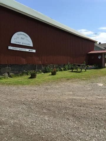 Camp Gressela: Enkel ställplats i Fjärås nära Kungsbacka för husbil/husvagn. El, vatten, WC, latrintömning. Nära Tjolöholm, Fjärås Bräcka, fiske & golf.