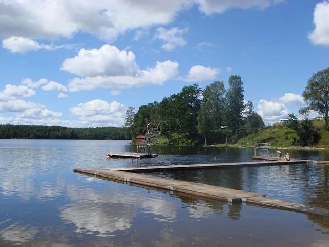 Hitta din perfekta ställplats i Dalsland! Dalslands Camping & Kanotcentral i Bengtsfors erbjuder natursköna platser för husbil/husvagn vid sjön.