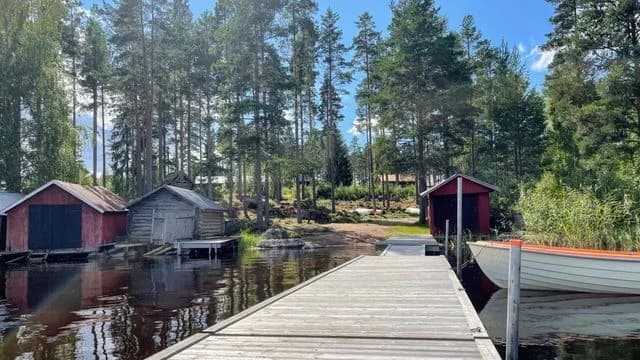 Upptäck Dalstuga Naturcamping – naturnära ställplatser i Dalarna för husbil/husvagn. Njut av fiske, bad, vandring, bastu & den anrika Fiskefesten.