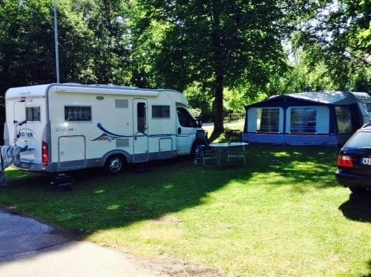 Hitta din ställplats i Motala hos Vättersol! Nära Varamobaden med el, dusch, WC, kök & latrintömning. Perfekt för husbil/husvagn vid Vättern.