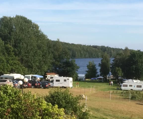 Upptäck Djupadal ställplats i Olofström, Blekinge! Naturnära camping vid sjön Orlunden med zipline, fiske, bad, ridning & båtuthyrning. Boka din plats!