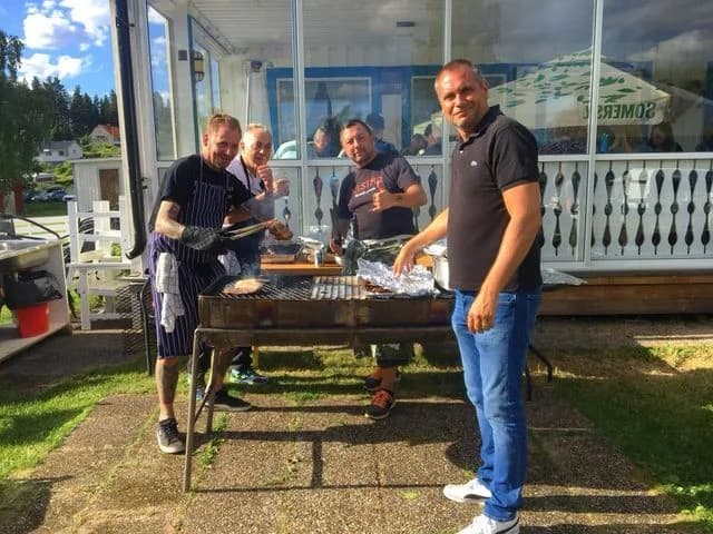 Upptäck Edskens Camping i Hofors! Naturnära ställplatser vid sjö med restaurang, bad, fiske & vandring. Perfekt för husbil & husvagn. Boka din plats!