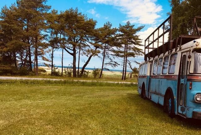 Hitta din ställplats på Ekevikens Camping, Fårö. Familjär camping vid havet med platser för husbil/husvagn. Nära strand, bad, kitesurf & Fårös natur.