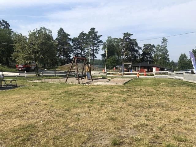 Upptäck Eriksö Camping i Vaxholm! Naturnära ställplatser för husbil/husvagn i Stockholms skärgård med el, dusch, WC, bad, fiske & nära Vaxholm.