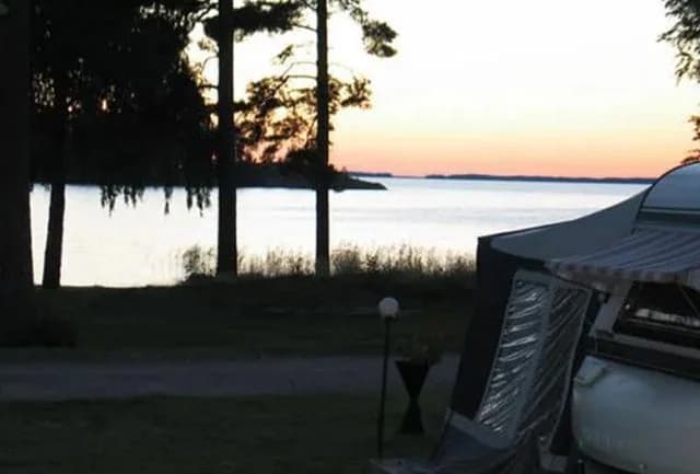 Upptäck Fiskeboda Camping vid Hjälmaren! Perfekta ställplatser för husbil/husvagn med sjöutsikt, el & service. Fiske, kajak, SUP, minigolf & restaurang.