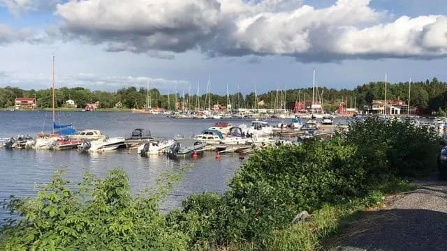 Upplev Grisslehamns Marina & Camping – premium ställplatser för husbil/husvagn vid havet i Roslagen. Full service, restauranger, spa nära & aktiviteter året runt.