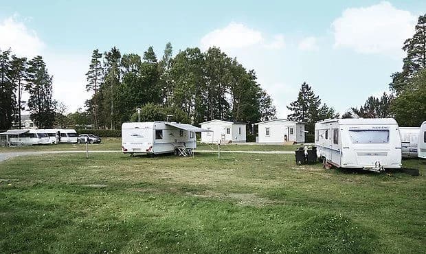 Upptäck Grästorps Bad & Camping – en familjevänlig ställplats i Grästorp med el, bad, bastu, lekplats och nära till natur & centrum. Perfekt för husbil!