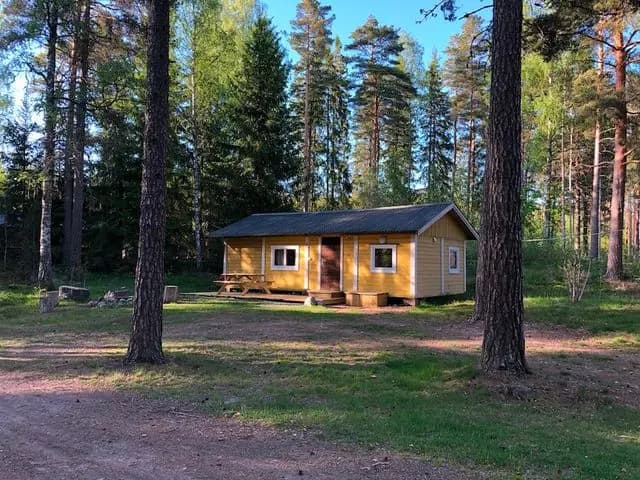 Upptäck Guldvaskningen i Ädelfors – en unik ställplats i Småland! Prova guldvaskning, njut av fiske & bad i Emån. Full service för husbil/husvagn.