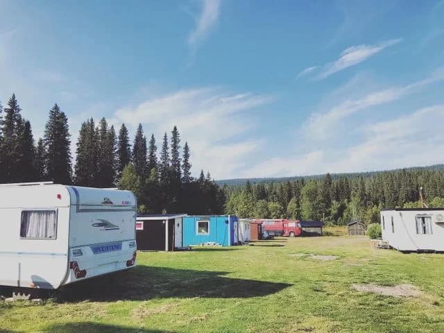 Upptäck Gördalens Camping – ställplats för husbil/husvagn i Särna, Dalarna. Nära fiske i Görälven, vandring, bad. El, WC, reception. Boka vildmarken!