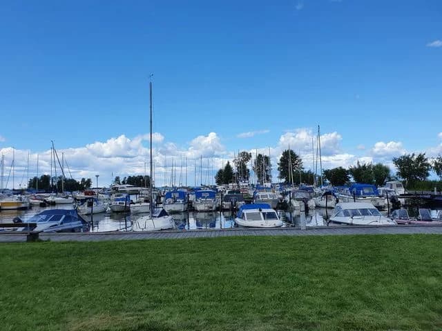 Hitta din perfekta ställplats vid Hjälmaren! Hampetorps Camping erbjuder husbilsplatser, strand, restaurang, minigolf, discgolf & båtliv. Familjevänligt!