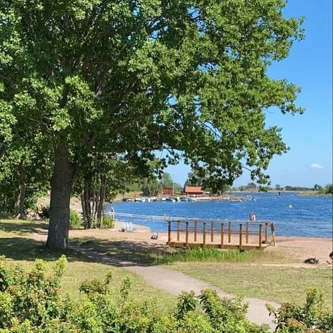 Upptäck Havslätts ställplats i Oskarshamn! Havsnära platser för husbil/husvagn med el, servicehus, bad, kajak, minigolf & äventyr. Nära centrum & färjor.