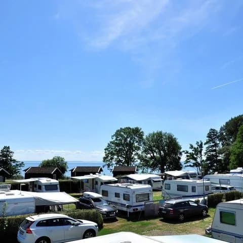 Upptäck Hjo Camping – idyllisk ställplats vid Vättern nära Hjo centrum. Pool, strand, äventyrsgolf & full service för husbil/husvagn. Boka din plats!