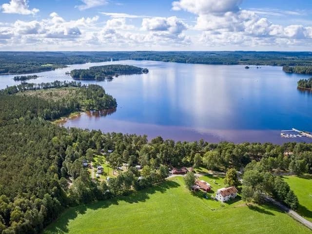 Upptäck Holsljunga Camping & Café! Natursköna ställplatser för husbil/husvagn vid Holsjön med badstrand, café, båtuthyrning & familjeaktiviteter.