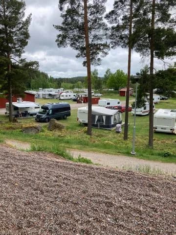 Upptäck Hornåbergs Camping – en naturskön ställplats i Horn med el, restaurang, bastu, bad & uthyrning. Perfekt för husbil/husvagn. Boka din plats!