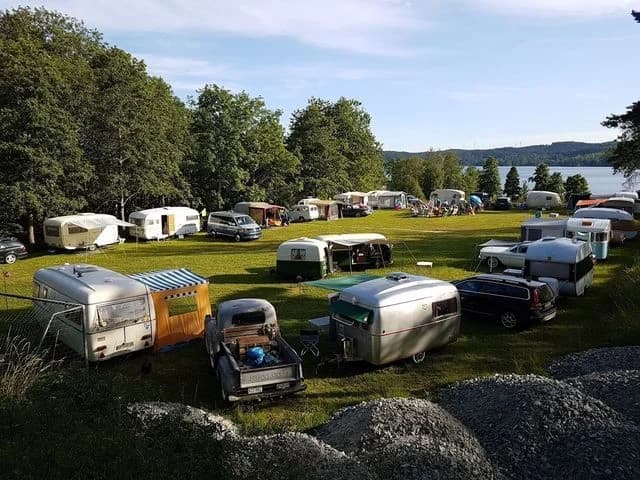 Upptäck Högsbyns Fritidscenter! Natursköna ställplatser i Dalsland vid sjön Råvarpen. Nära hällristningar & Dalslands Kanal. Boka din plats idag!