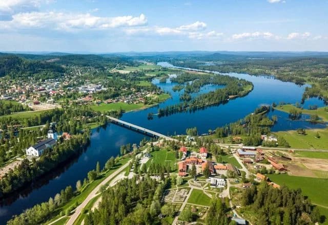 Upptäck Järvsö Camping! Centrala ställplatser för husbil/husvagn året runt med full service. Nära MTB, skidåkning & Järvzoo. Boka din plats idag!