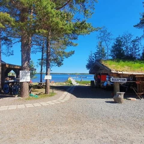 Unik ställplats i Jävrebyn! Jävrebodarnas Fiskecamp erbjuder havsfiske (regnbåge), stort bruksmuseum, full service för husbil/husvagn vid kusten.
