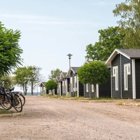 Upptäck Kapelludden Camping i Borgholm! Perfekta ställplatser för husbil vid havet, nära centrum. Pool, strand & service. Boka din plats på Öland idag!