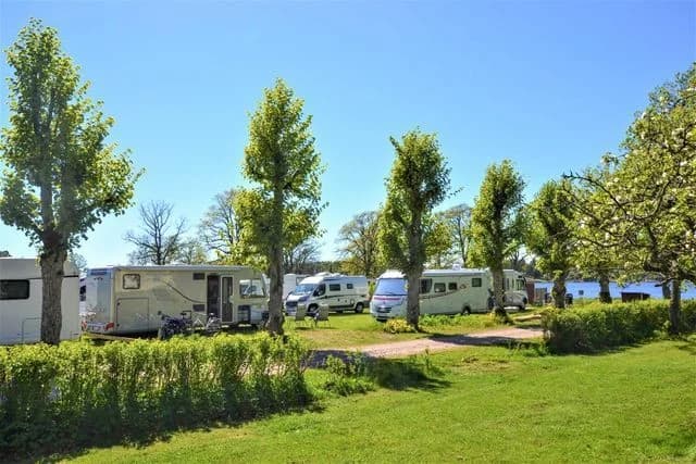 Upptäck Kristinehamn Herrgårdscamping! Ställplatser & stugor vid Vänern. El, servicehus, restaurang, spa, padel, äventyrsgolf. Nära centrum & Picasso.