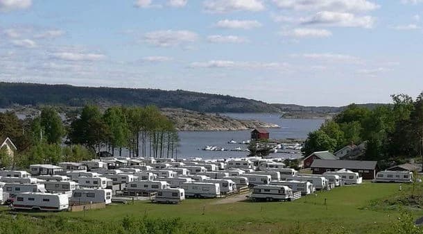 Upptäck Kungsvik Camping, en naturskön ställplats för husbil/husvagn vid havet nära Strömstad. Njut av strand, bad, fiske & vandring. El, dusch, WC.