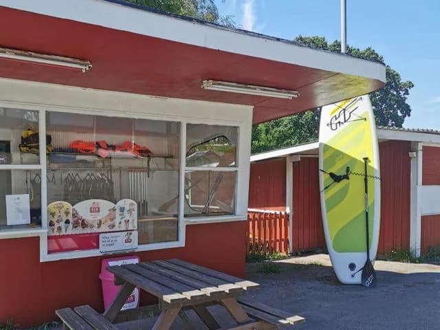 Upptäck Kärrasands Camping i Urshult! Perfekt ställplats vid Åsnen med el, service & aktiviteter. Boka din naturnära upplevelse i Småland idag!