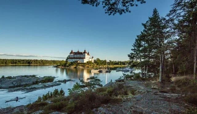 Unik ställplats vid Läckö Slott & Vänern! Läckö Camping erbjuder el, service, restaurang, bad & aktiviteter för husbil/husvagn. Nära Naturum. Boka nu!