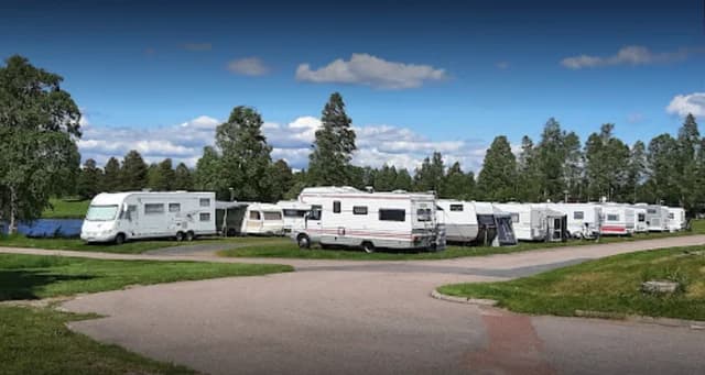 Upptäck Malungs Camping! Naturskön ställplats i Dalarna med pool, padel, strand & nära Dansbandsveckan. Boka din husbilsplats, husvagnstomt eller stuga!
