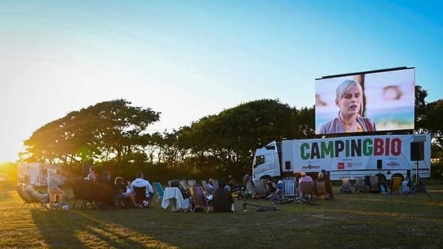Upptäck Mellbystrands Camping! Ställplatser vid Sveriges längsta sandstrand. Fullservice med padel, spa, restaurang & aktiviteter för hela familjen.