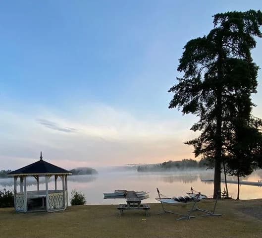 Upptäck Movänta Camping! Natursköna ställplatser för husbil/husvagn vid Försjön nära Eksjö. Full service, sjöutsikt, bad, fiske, vandring & aktiviteter.