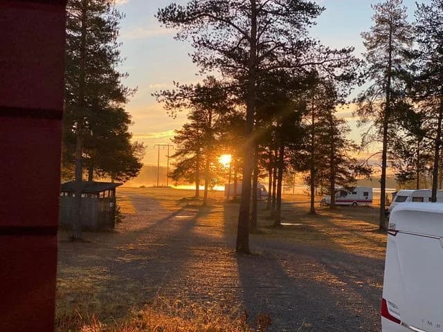 Upptäck Näsets Camping i Idre – en naturskön, central ställplats vid Idresjön. Öppet året runt för husbil/husvagn. Nära till fiske, vandring & skidor.