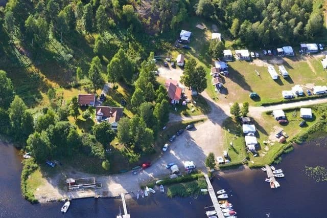 Upptäck Nössemarks Camping – idylliska ställplatser för husbil/husvagn vid Stora Lee i Dalsland. Nära Norge, med café, strand, fiske & aktiviteter.
