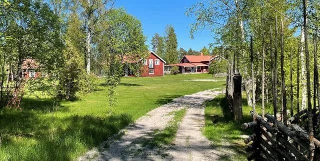Upptäck Olsnäsgården, en unik ställplats för husbil/husvagn i Siljansnäs vid Siljan. Nära bad, familjevänligt med lekplats, bastu & el. Boka din plats!