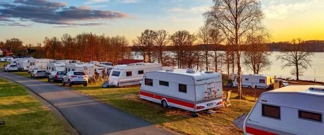 Upptäck Osby Camping! Natursköna ställplatser vid sjön med el, servicehus, restaurang, bastu, bad & aktiviteter. Perfekt för husbil & husvagn i Skåne.