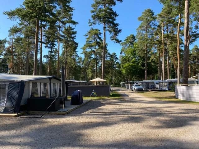 Upptäck Rigeleje Strand Camping – året runt-öppen ställplats & camping på Österlen vid havet. Nära Åhus & Brösarp. Faciliteter: el, dusch, kök, strand.