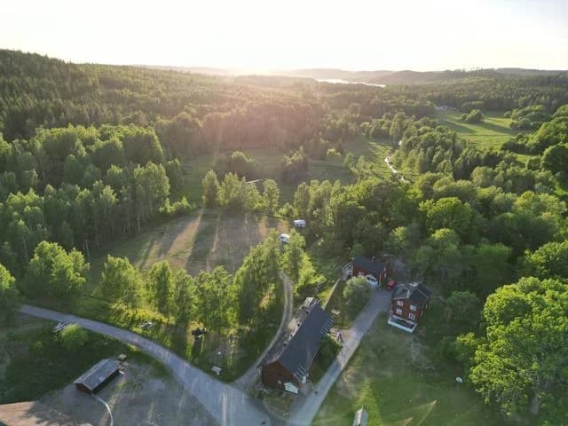 Upptäck Risebo Fritid i Gamleby – unik ställplats på gård i Småland. Natur, djur, ridning, fiske, vandring & familjeaktiviteter. Fullservice för husbil.