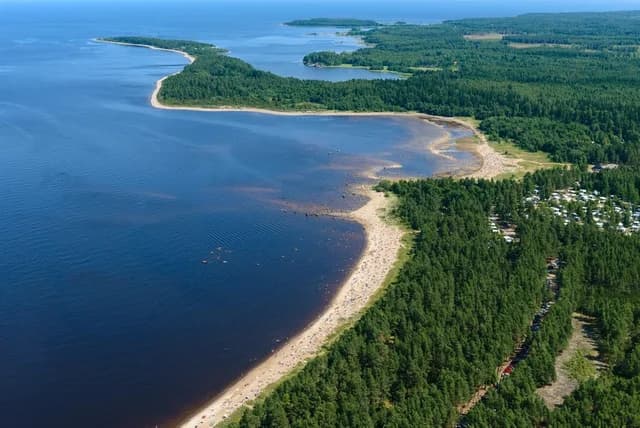 Upptäck Rullsands Havsbad & Camping – fantastiska ställplatser vid Mellansveriges Riviera! Njut av sandstrand, naturreservat, restaurang & aktiviteter.