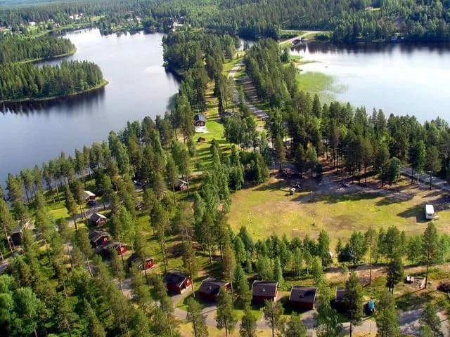 Upptäck Rännuddens Camping i Norsjö – fridfulla ställplatser för husbil/husvagn med sjöutsikt. Öppet året runt, fiske, bastu, båtar. Boka din plats!