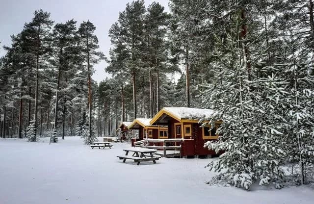 Upptäck Rådastrands Camping! Fantastiska ställplatser i Värmland vid Rådasjön med el, bad, fiske, bastu, restaurang & aktiviteter. Perfekt för husbil/husvagn.