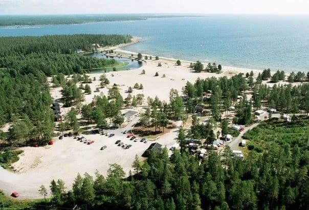 Upptäck Salusands Camping – din ställplats vid Norrlandskustens pärla! Njut av sandstrand, havsbad, elplatser, service & aktiviteter. Boka din husbilsplats!