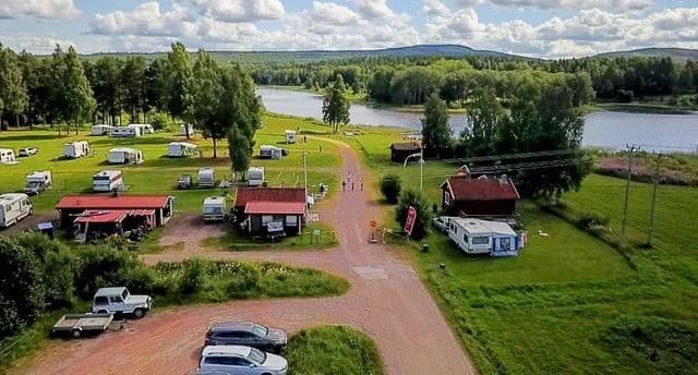 Upptäck Siljansnäs Camping – din natursköna ställplats vid Siljan. Öppnar våren 2025 med service för husbil/husvagn. Nära bad, fiske & Dalarnas pärlor.