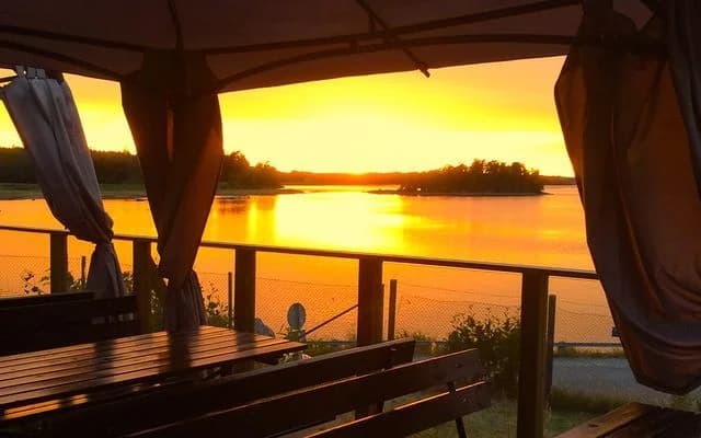 Upptäck Skansholmen på Mörkö! Året runt-öppen ställplats för husbil/husvagn i Stockholms skärgård. Service, el, bistro, glassbuffé & marina. Boka nu!