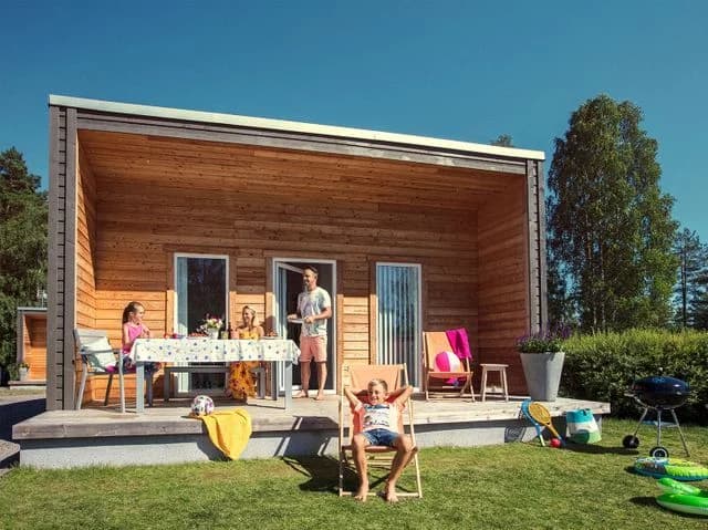 Ställplats vid Skara Sommarland! El, servicehus & nära till nöjespark & vattenland. Perfekt för husbil/husvagn. Boka familjens äventyr idag!