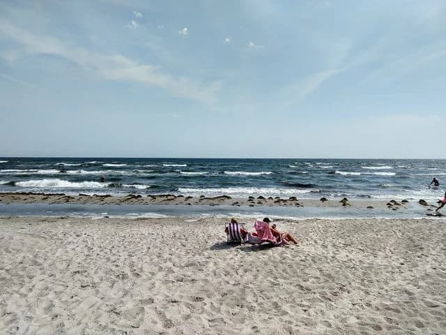 Upptäck Skateholms Camping i Beddingestrand! Perfekt ställplats nära strand & Sydkustleden. Faciliteter för husbil/husvagn. Familjevänligt. Boka nu!