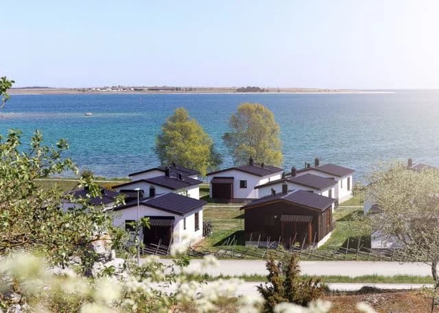 Upplev Slite Strand Resort – en året-runt öppen ställplats på Gotland med pool, strand, restaurang & massor av aktiviteter. Nära havet & Slite centrum.