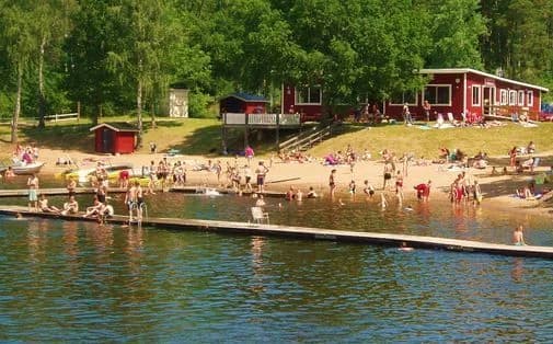 Upplev Småängens Camping i Tjällmo! Naturnära ställplatser för husbil/husvagn vid sjön Lien. Familjär atmosfär, bad, minigolf, bastu & servicehus.